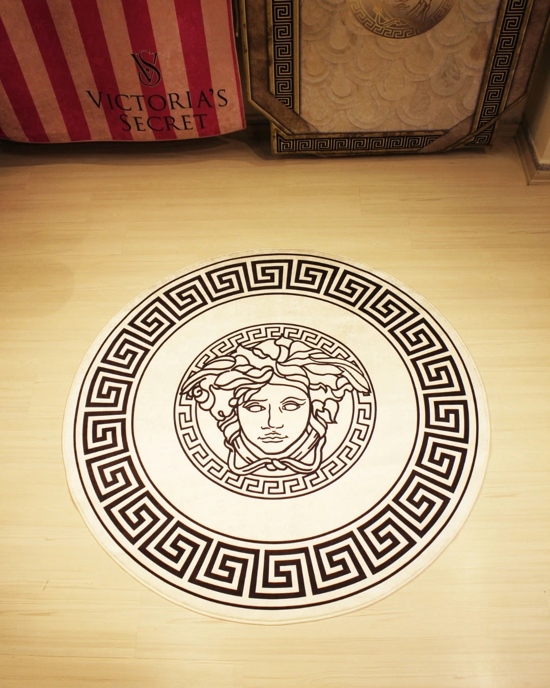Medusa Motifli Beyaz Zemin Yuvarlak Versace Halı – Deri Taban, Yıkanabilir, Süngerli Yüzey1
