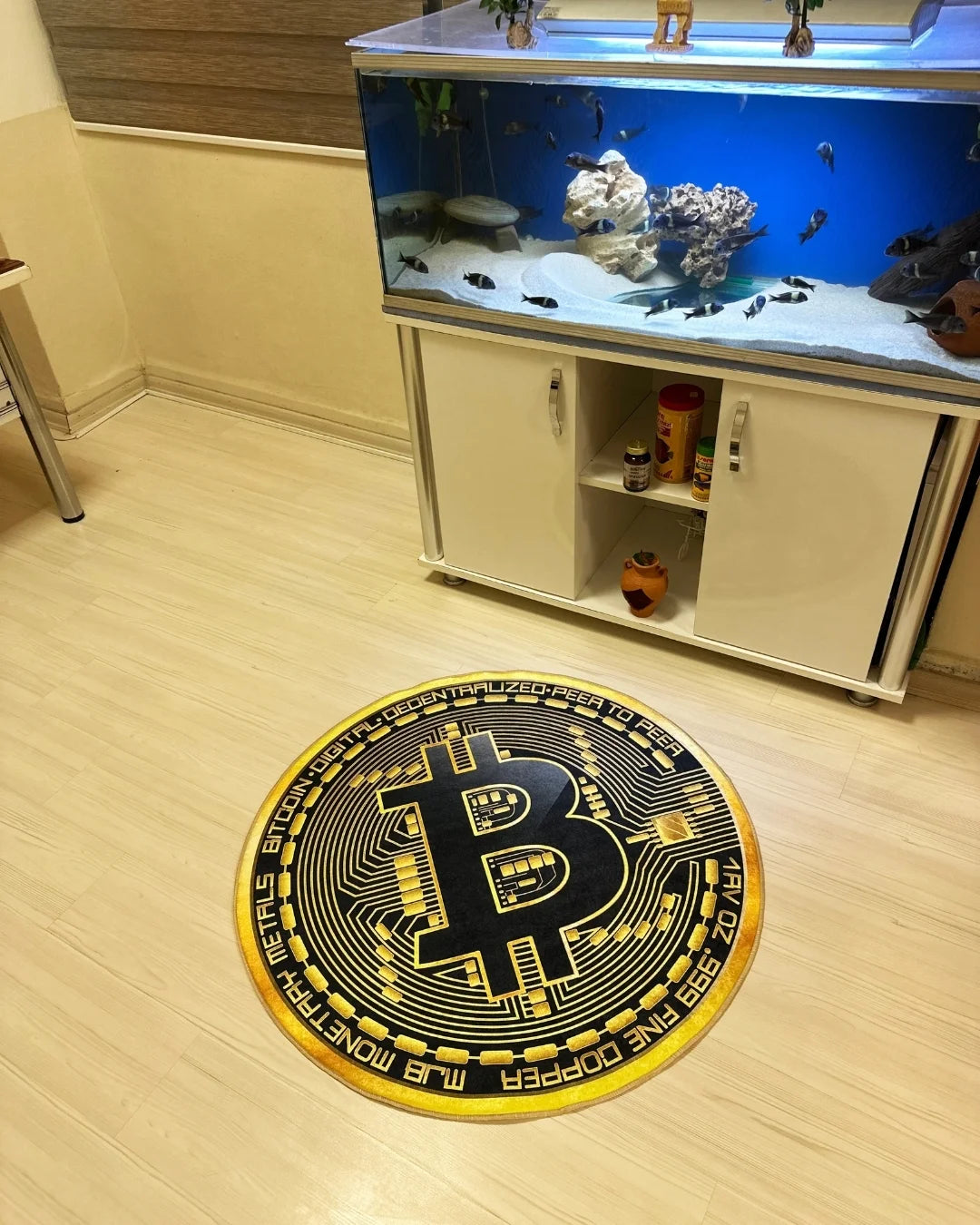 Bitcoin Para Şeklinde Dijital Baskı Halı – Kaymaz Tabanlı, Süngerli Yüzeyli, Yıkanabilir1