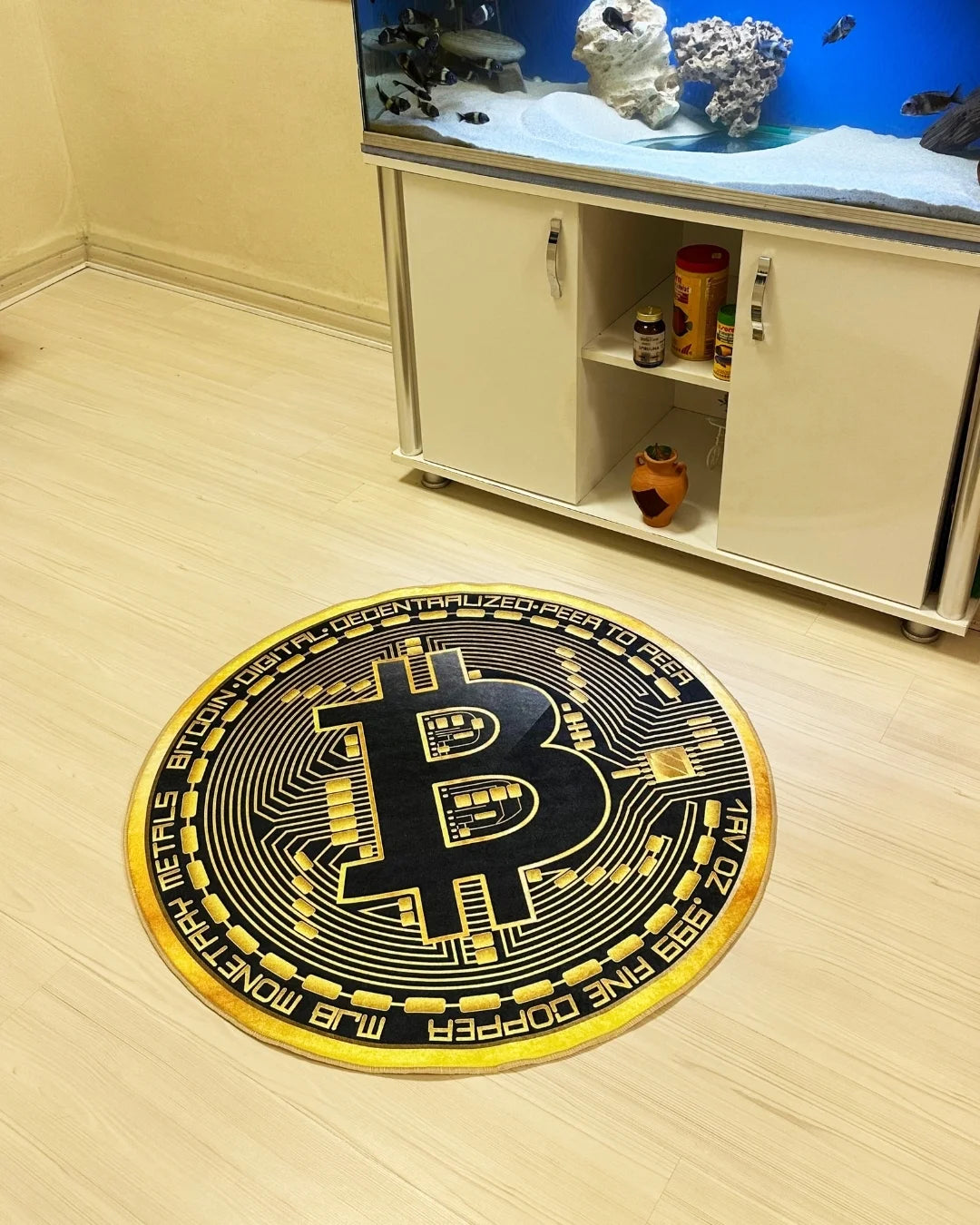 Bitcoin Para Şeklinde Dijital Baskı Halı – Kaymaz Tabanlı, Süngerli Yüzeyli, Yıkanabilir4