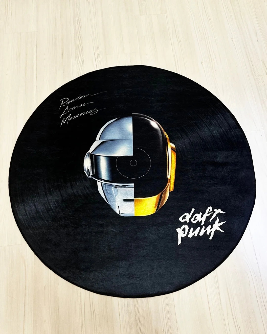 Daft Punk Logolu Gerçek Plak Şeklinde Dijital Baskı Halı – Kaymaz Tabanlı, Süngerli Yüzeyli1
