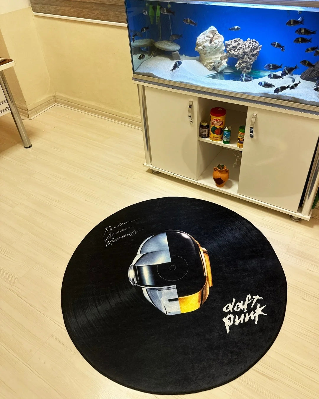Daft Punk Logolu Gerçek Plak Şeklinde Dijital Baskı Halı – Kaymaz Tabanlı, Süngerli Yüzeyli2