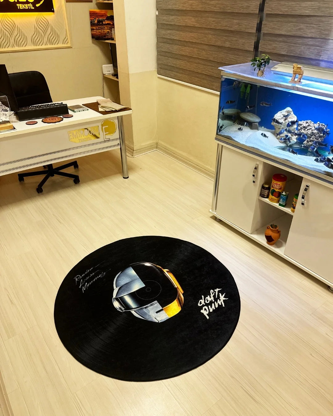 Daft Punk Logolu Gerçek Plak Şeklinde Dijital Baskı Halı – Kaymaz Tabanlı, Süngerli Yüzeyli3