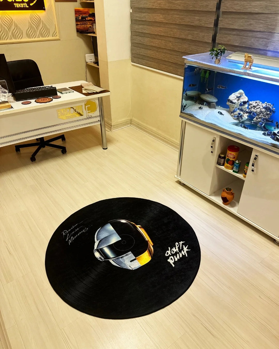 Daft Punk Logolu Gerçek Plak Şeklinde Dijital Baskı Halı – Kaymaz Tabanlı, Süngerli Yüzeyli4