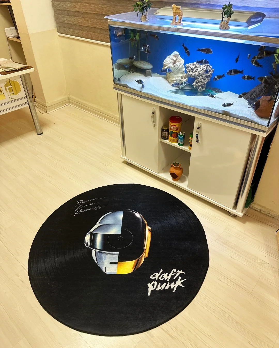 Daft Punk Logolu Gerçek Plak Şeklinde Dijital Baskı Halı – Kaymaz Tabanlı, Süngerli Yüzeyli5