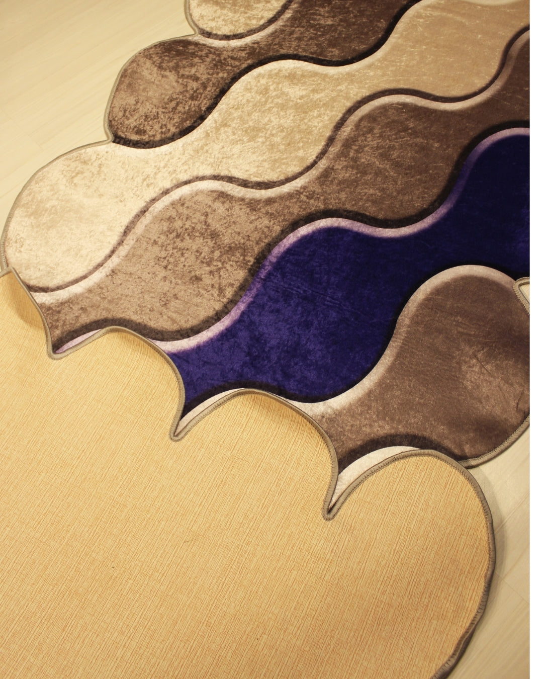 Dairesel Desenli Renkli Halı – Deri Taban, Süngerli Yüzey, Makinede Yıkanabilir4