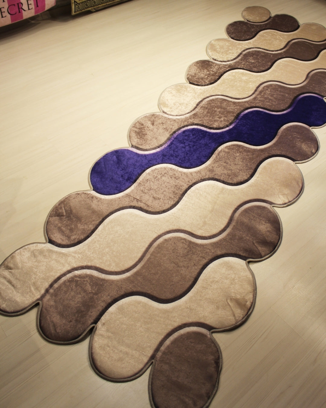 Dairesel Desenli Renkli Halı – Deri Taban, Süngerli Yüzey, Makinede Yıkanabilir2