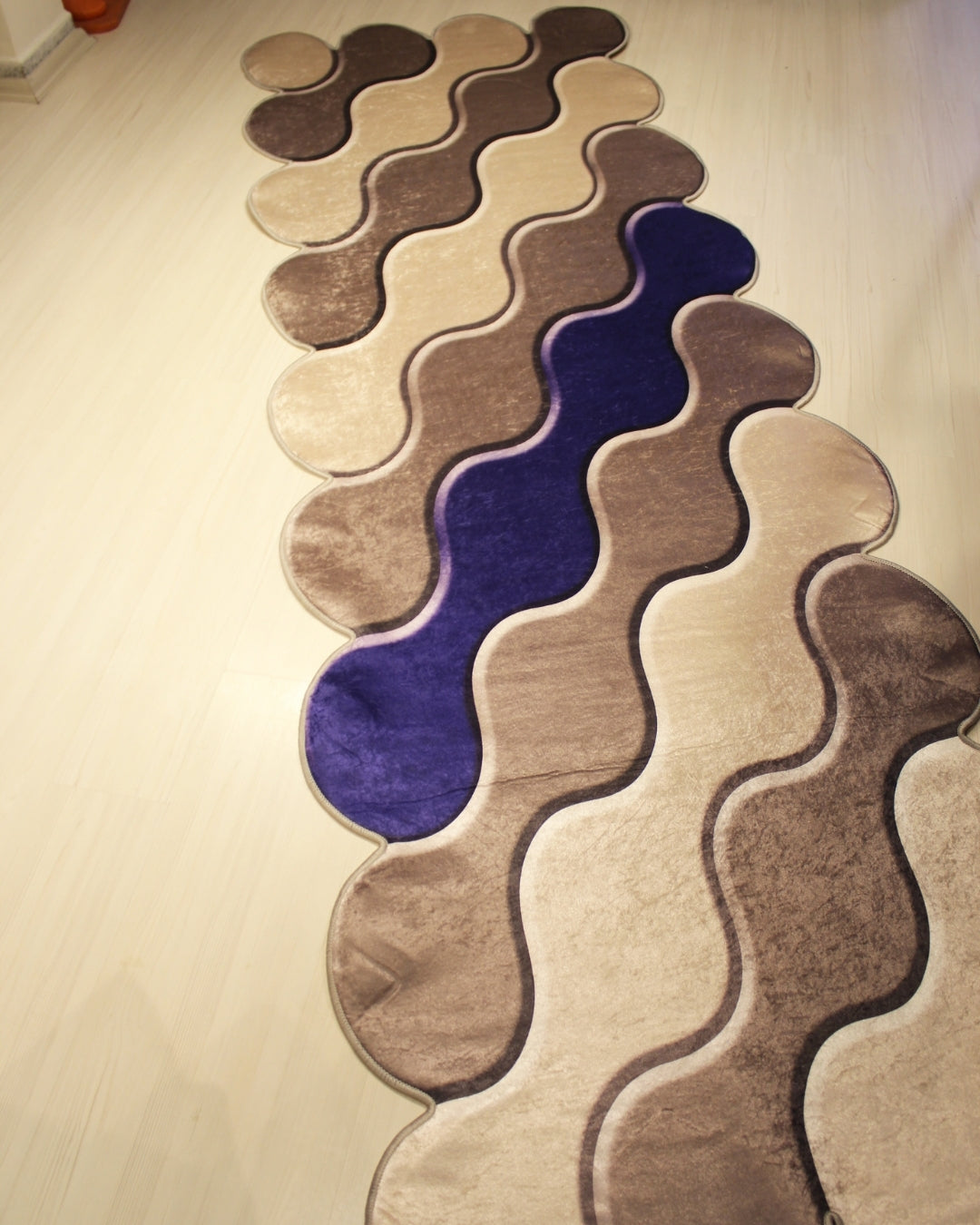 Dairesel Desenli Renkli Halı – Deri Taban, Süngerli Yüzey, Makinede Yıkanabilir1