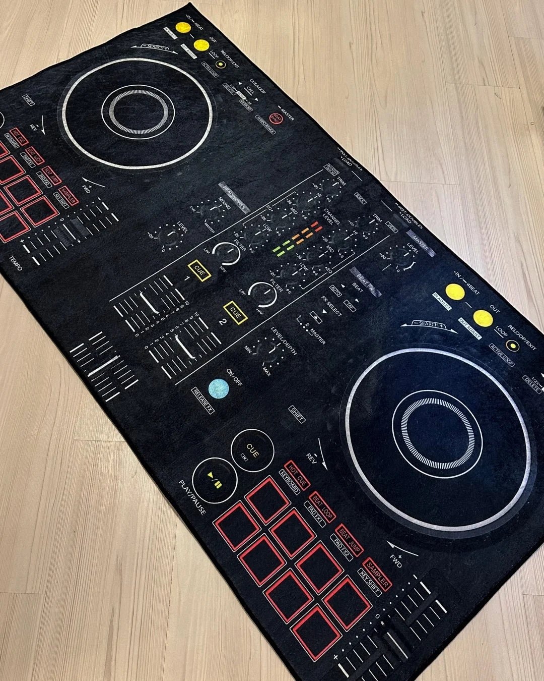 Gerçek DJ Turntable Setup Şeklinde Dijital Baskı Halı – Kaymaz Tabanlı, Yıkanabilir