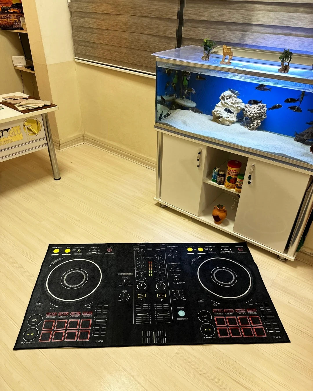 Gerçek DJ Turntable Setup Şeklinde Dijital Baskı Halı – Kaymaz Tabanlı, Yıkanabilir1
