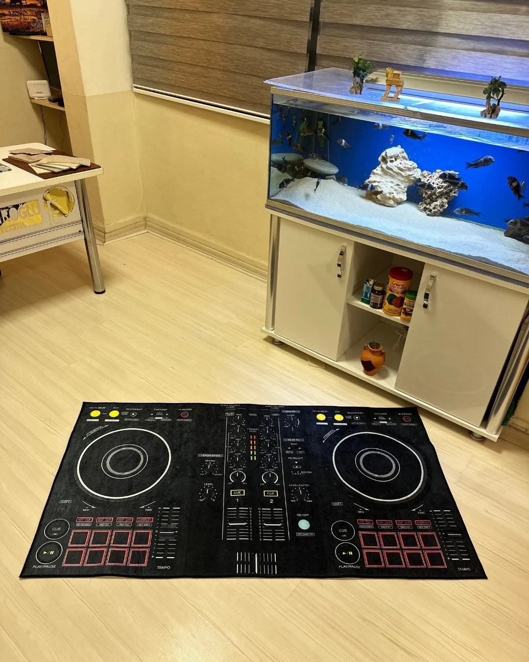 Gerçek DJ Turntable Setup Şeklinde Dijital Baskı Halı – Kaymaz Tabanlı, Yıkanabilir3