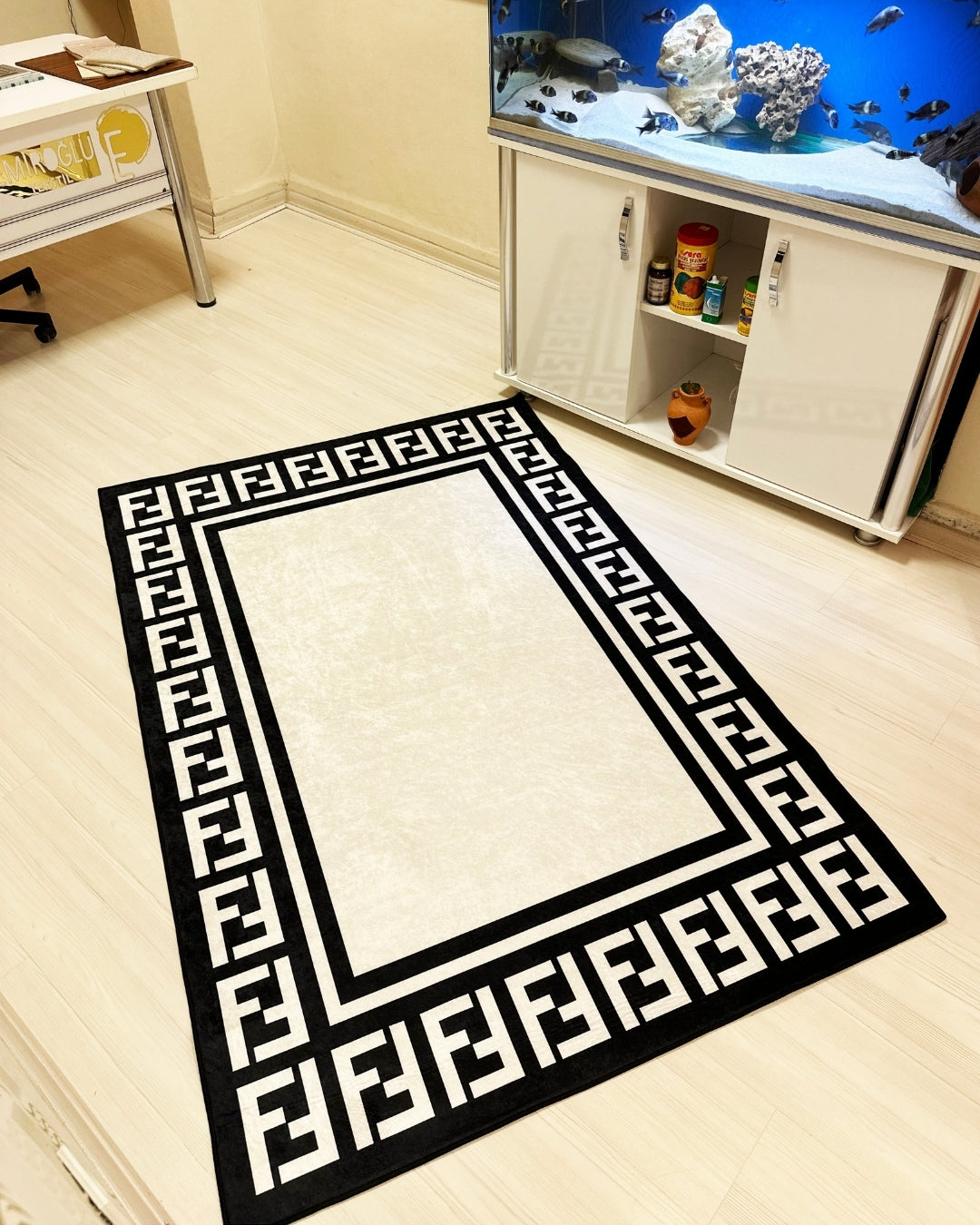 Krem Zemin Siyah Şerit Deri Taban Dijital Baskı Fendi Marka Halı2