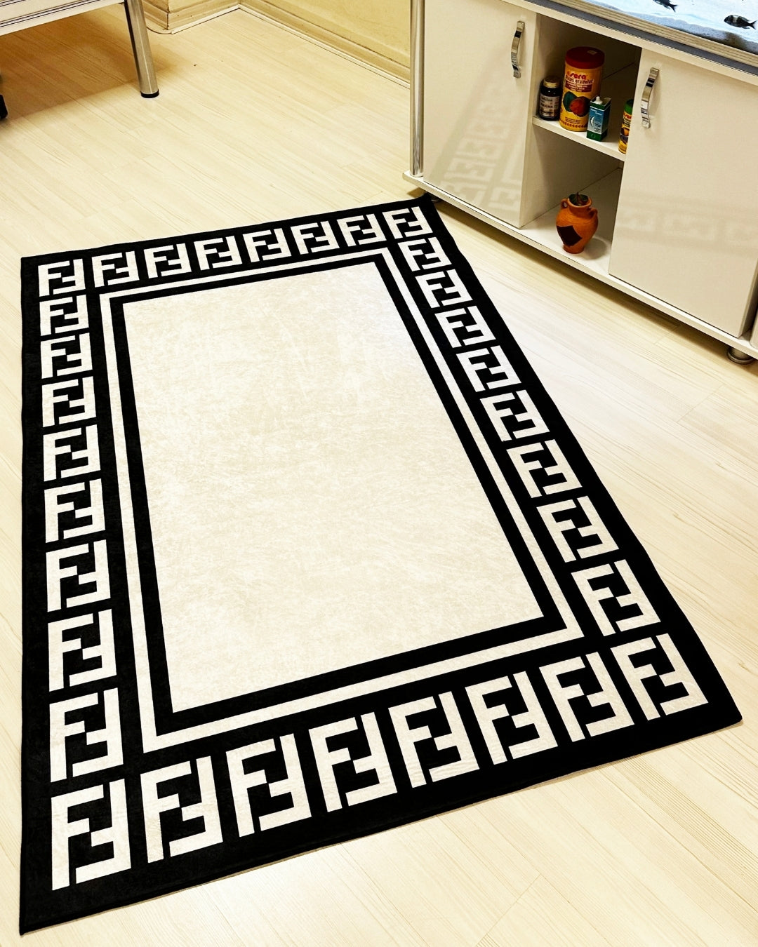 Krem Zemin Siyah Şerit Deri Taban Dijital Baskı Fendi Marka Halı3