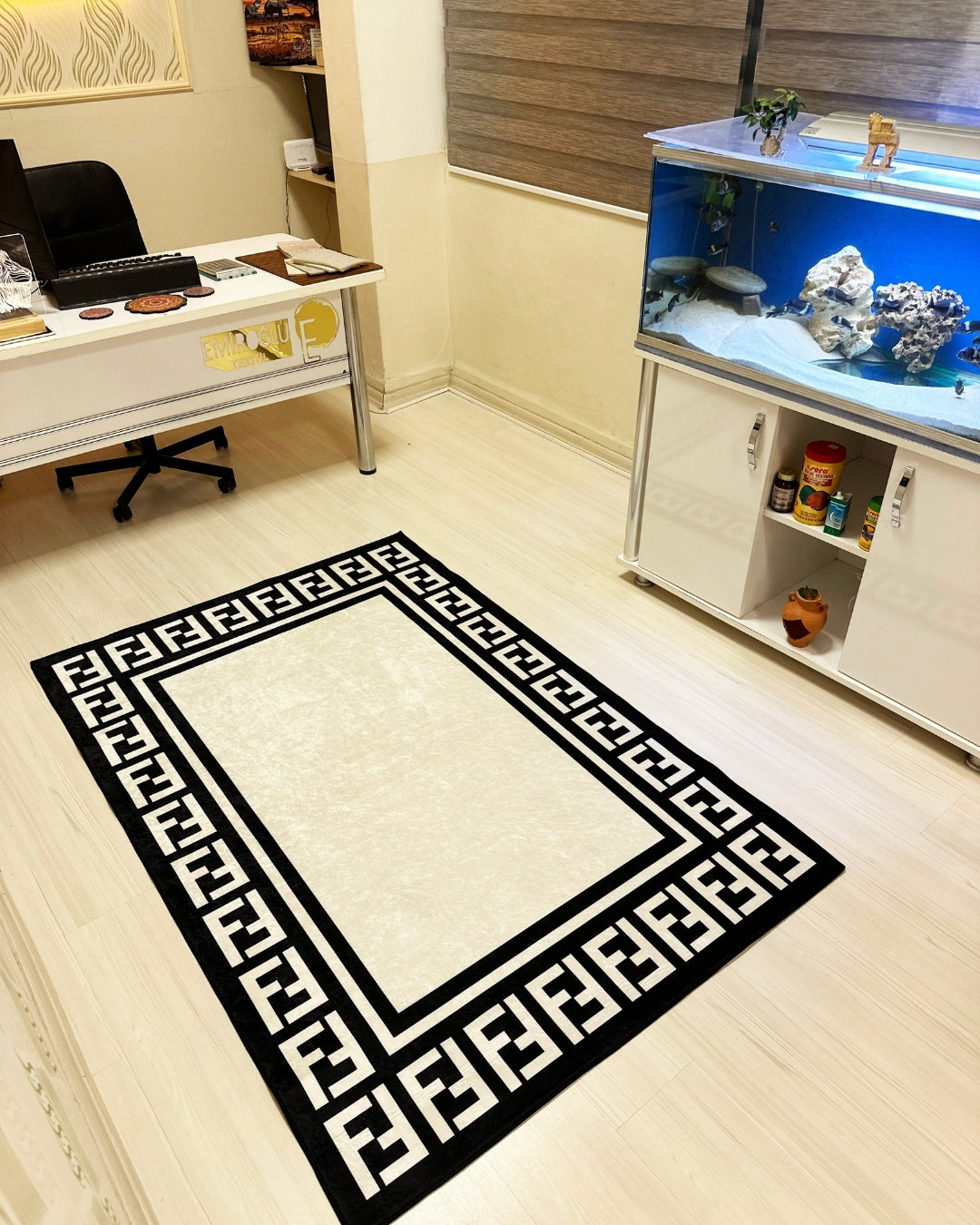 Krem Zemin Siyah Şerit Deri Taban Dijital Baskı Fendi Marka Halı4