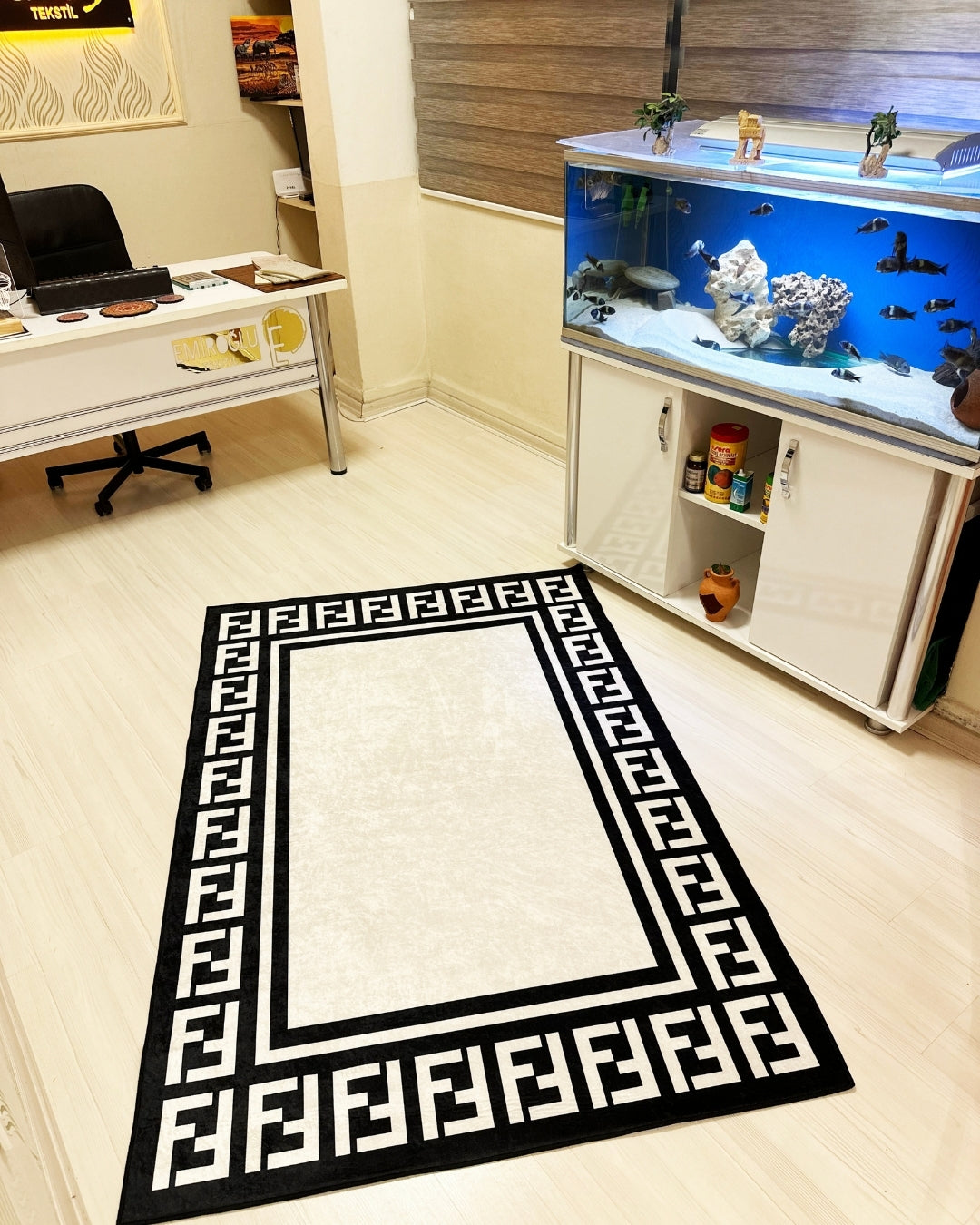 Krem Zemin Siyah Şerit Deri Taban Dijital Baskı Fendi Marka Halı5