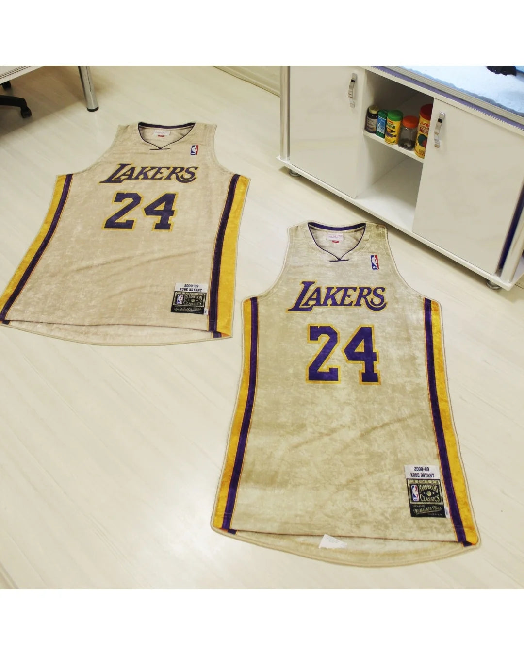 Kobe Bryant Lakers Forması Şeklinde Dijital Baskı Halı – Kaymaz Taban, Yıkanabilir