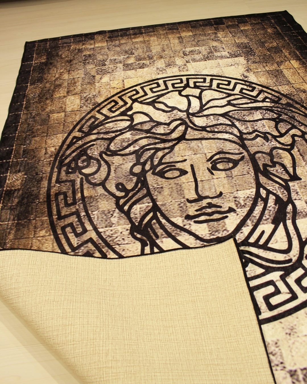 Gerçek Post Görünümlü Medusa Motifli Versace Halı – Deri Taban, Süngerli Yüzey, Makinede Yıkanabilir1