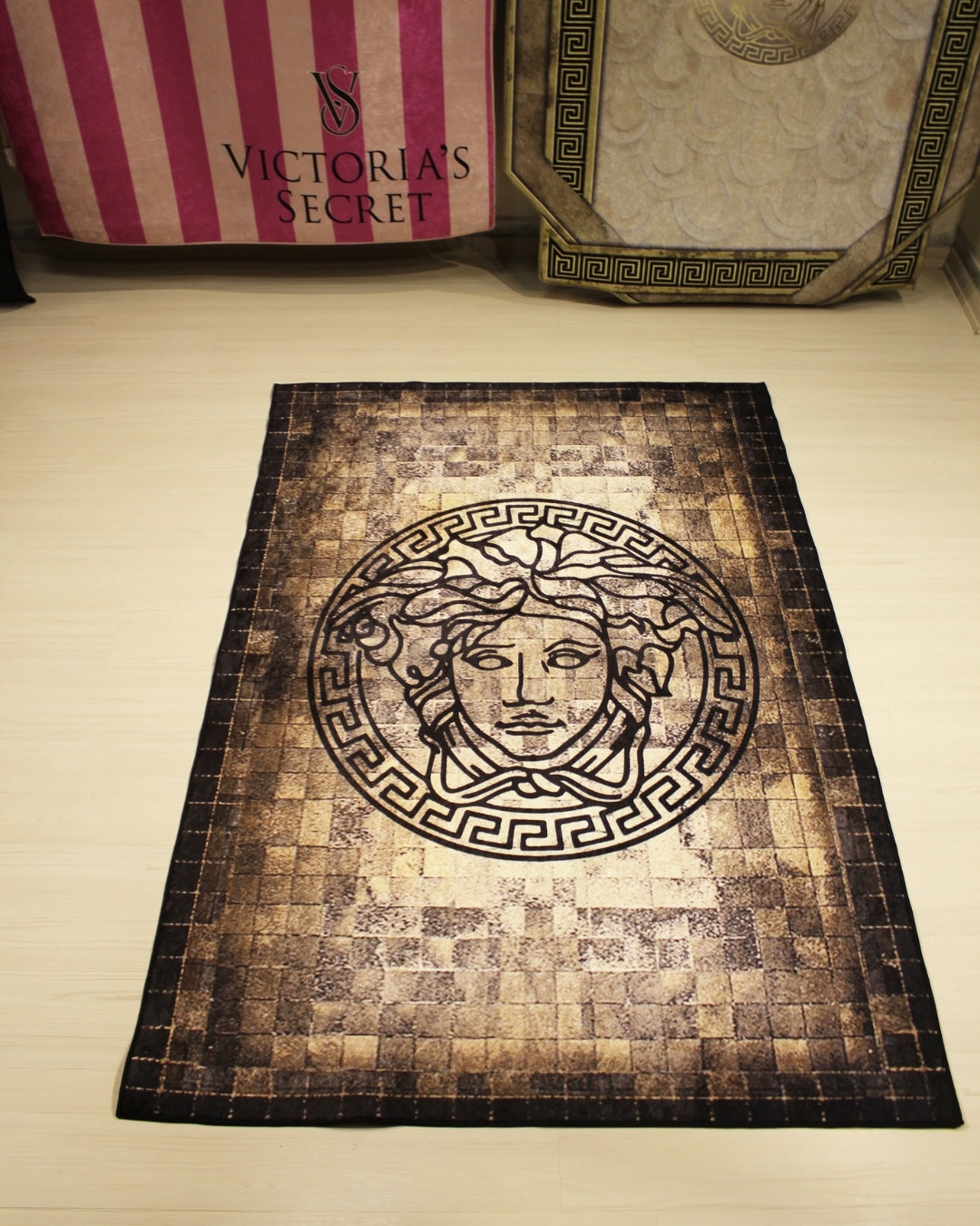 Gerçek Post Görünümlü Medusa Motifli Versace Halı – Deri Taban, Süngerli Yüzey, Makinede Yıkanabilir2