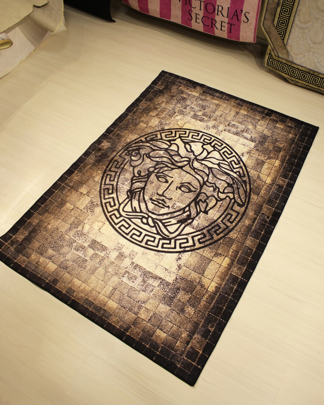 Gerçek Post Görünümlü Medusa Motifli Versace Halı – Deri Taban, Süngerli Yüzey, Makinede Yıkanabilir3