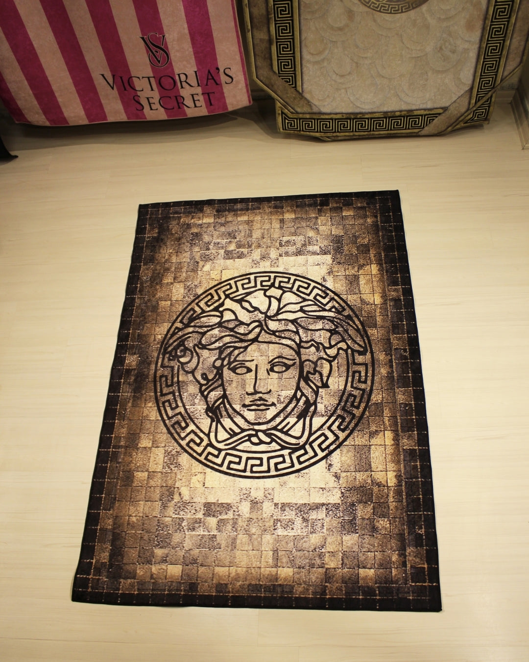 Gerçek Post Görünümlü Medusa Motifli Versace Halı – Deri Taban, Süngerli Yüzey, Makinede Yıkanabilir4