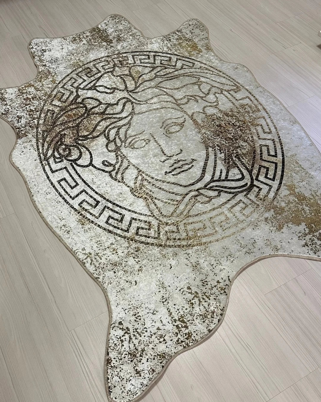 Medusa Motifli Gerçek Post Kesim Krem Renk Versace Halı – Deri Tabanlı, Yıkanabilir1