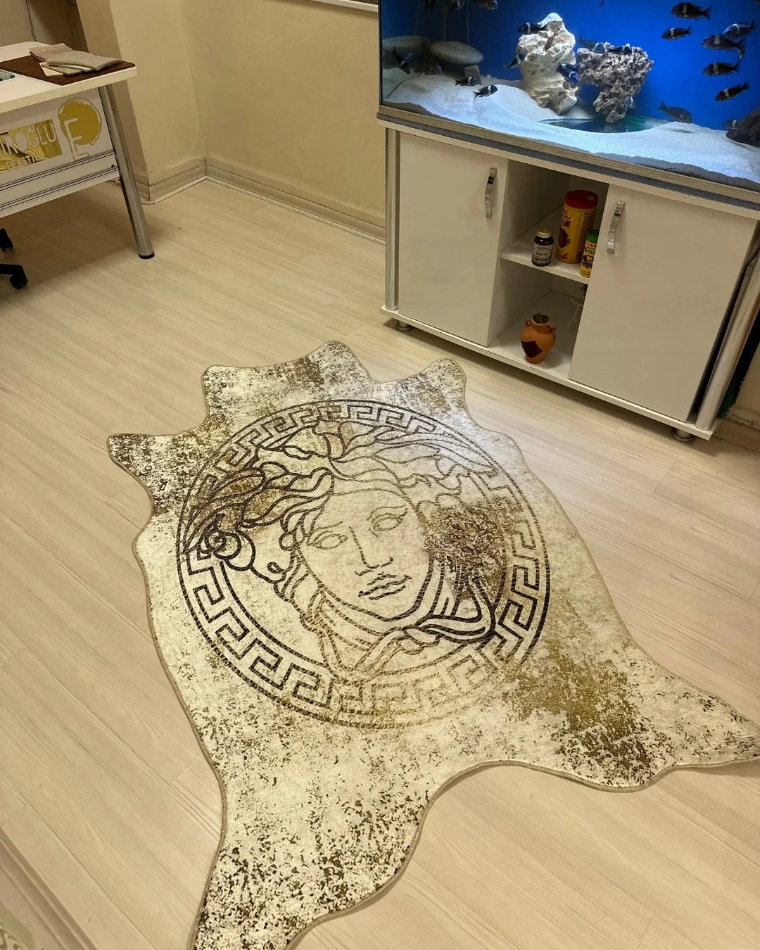 Medusa Motifli Gerçek Post Kesim Krem Renk Versace Halı – Deri Tabanlı, Yıkanabilir4