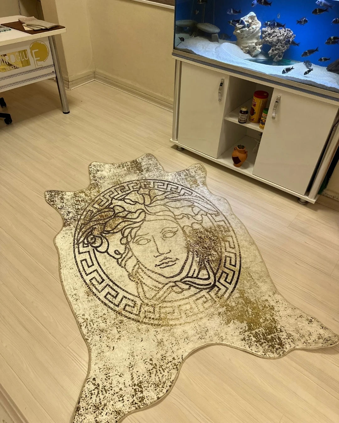 Medusa Motifli Gerçek Post Kesim Krem Renk Versace Halı – Deri Tabanlı, Yıkanabilir3