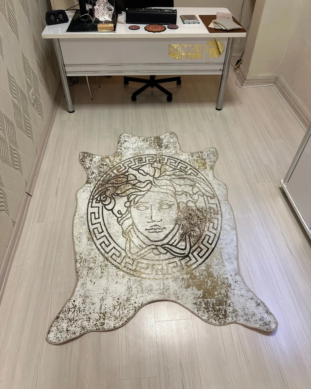Medusa Motifli Gerçek Post Kesim Krem Renk Versace Halı – Deri Tabanlı, Yıkanabilir6