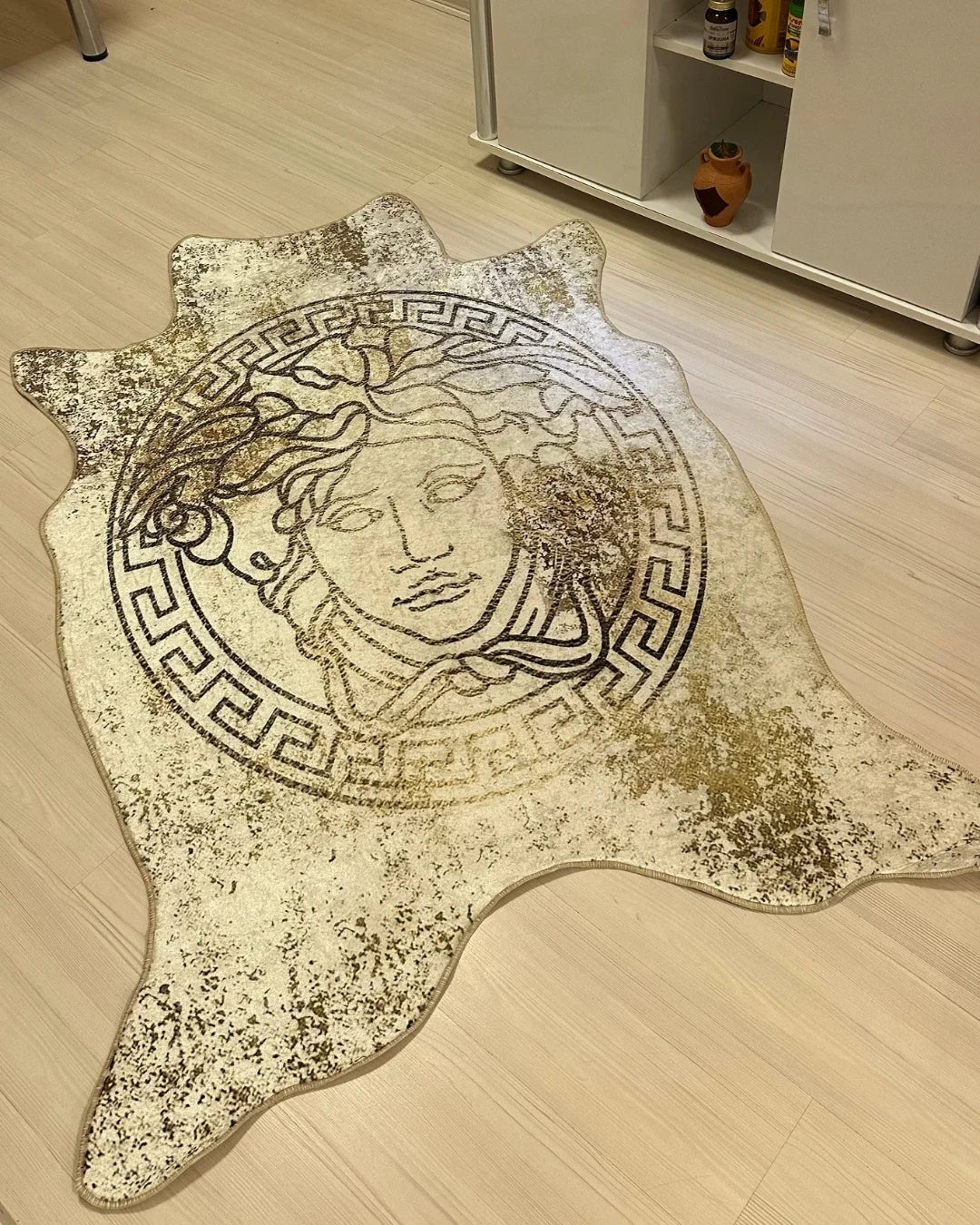 Medusa Motifli Gerçek Post Kesim Krem Renk Versace Halı – Deri Tabanlı, Yıkanabilir5