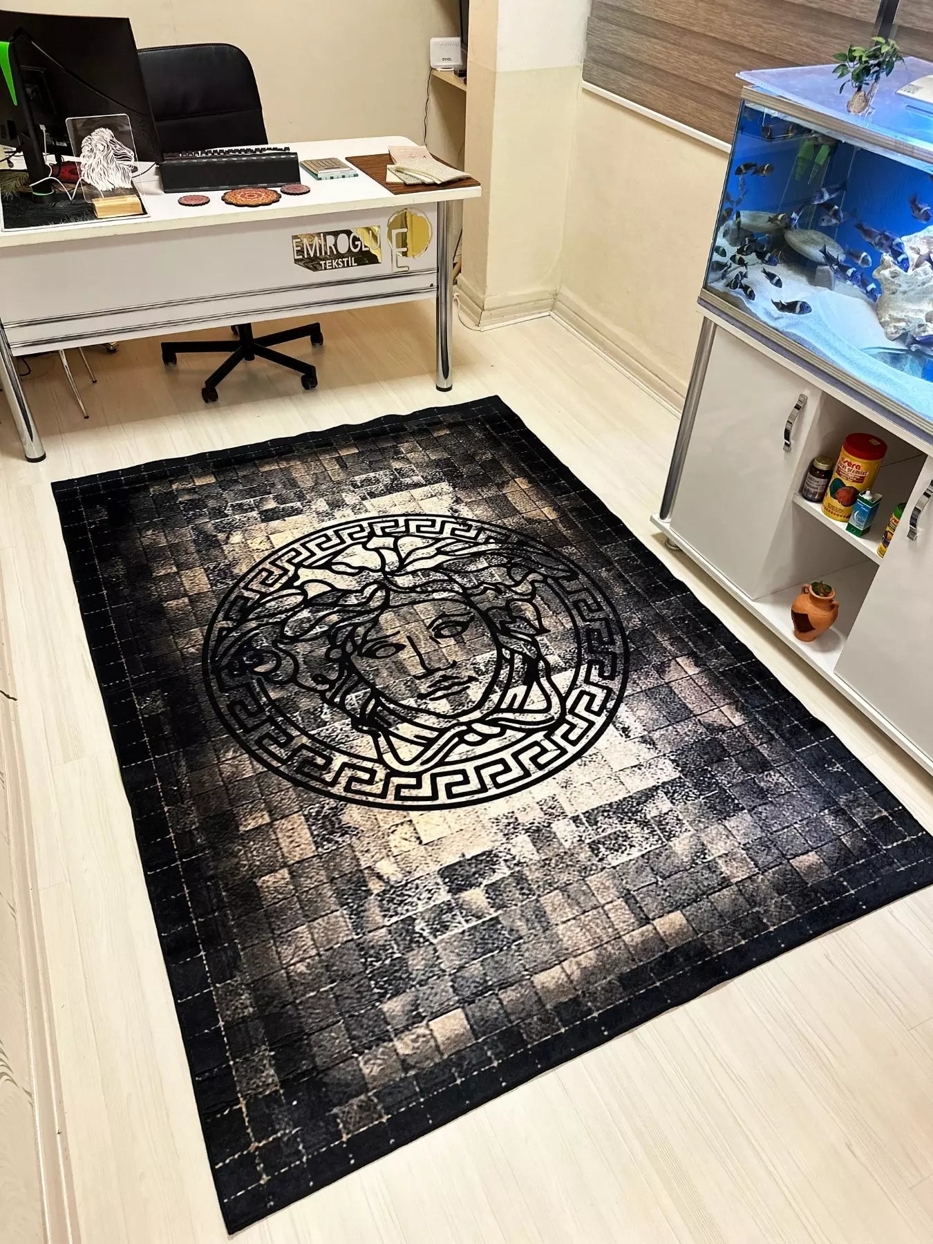 Gerçek Post Görünümlü Medusa Motifli Versace Halı – Deri Tabanlı, Yıkanabilir, Süngerli Yüzey4