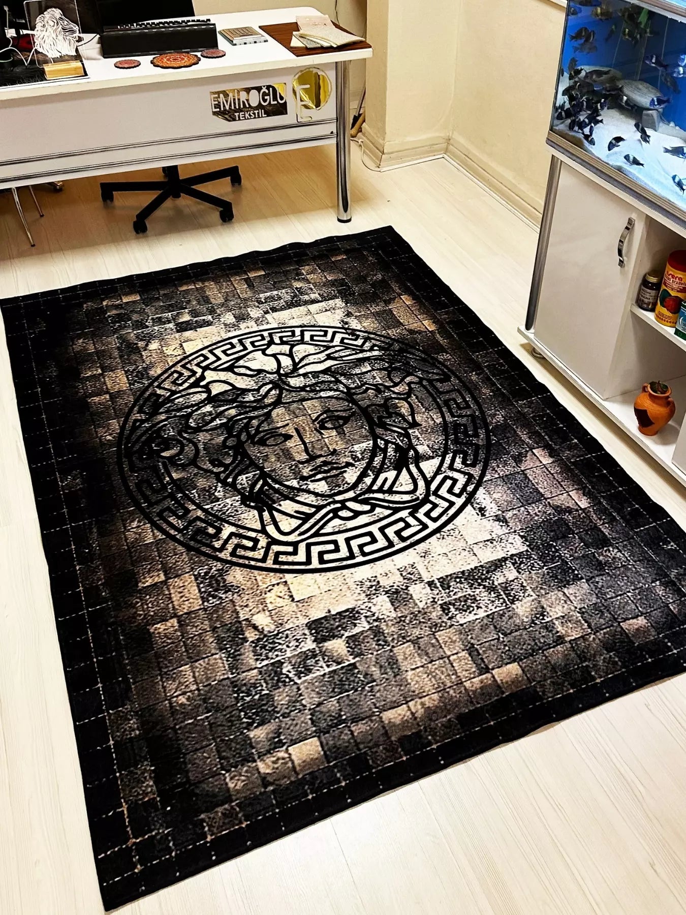 Gerçek Post Görünümlü Medusa Motifli Versace Halı – Deri Tabanlı, Yıkanabilir, Süngerli Yüzey3