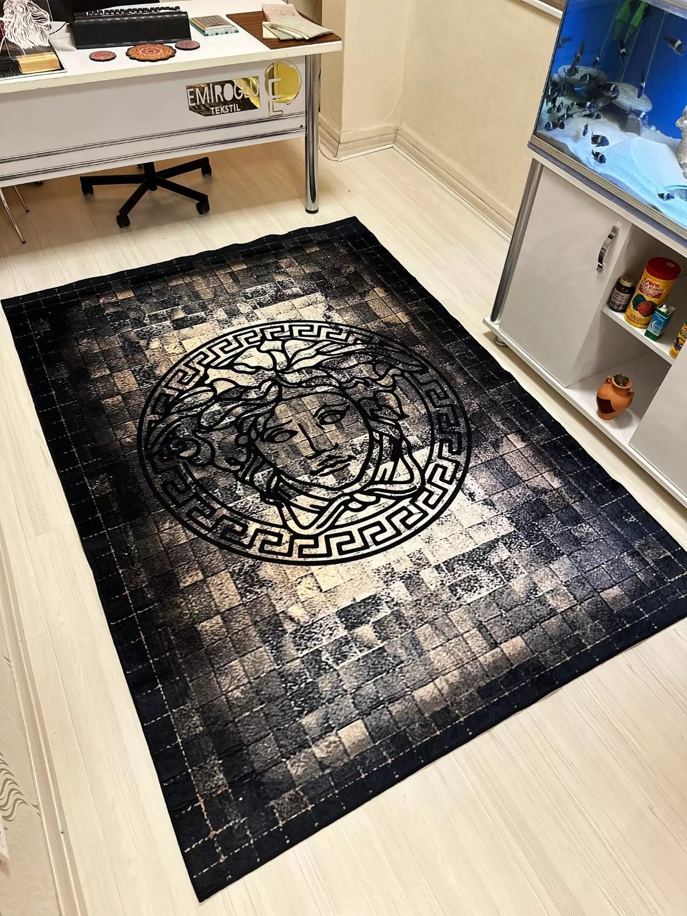 Gerçek Post Görünümlü Medusa Motifli Versace Halı – Deri Tabanlı, Yıkanabilir, Süngerli Yüzey2