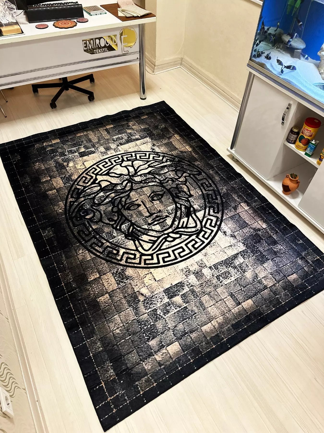 Gerçek Post Görünümlü Medusa Motifli Versace Halı – Deri Tabanlı, Yıkanabilir, Süngerli Yüzey1