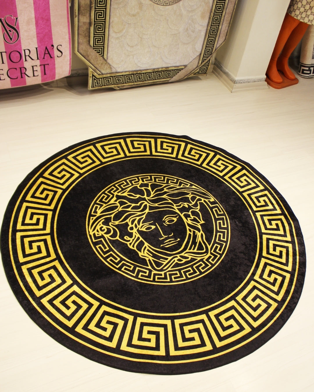 Medusa Motifli Siyah Zemin Gold Logolu Yuvarlak Versace Halı – Deri Taban, Yıkanabilir, Süngerli Yüzey4