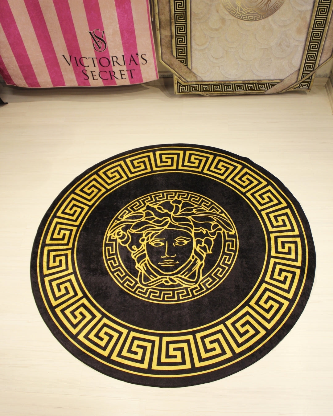 Medusa Motifli Siyah Zemin Gold Logolu Yuvarlak Versace Halı – Deri Taban, Yıkanabilir, Süngerli Yüzey1