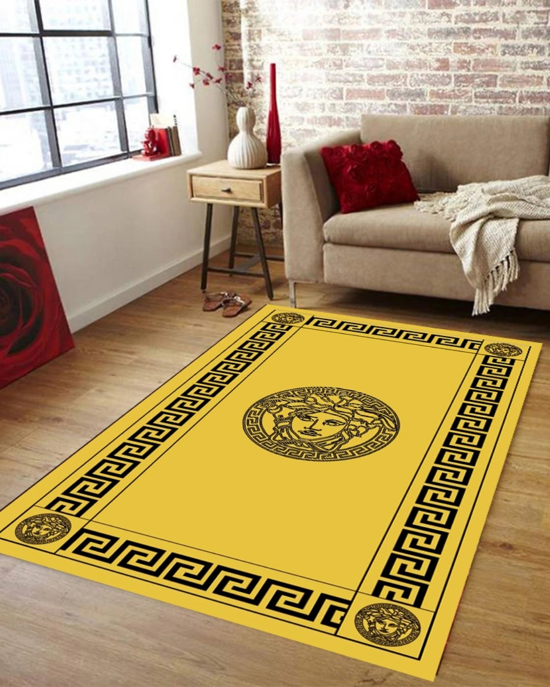 Gold Zemin Medusa Motifli Versace Halı – Deri Taban, Süngerli Yüzey, Makinede Yıkanabilir4