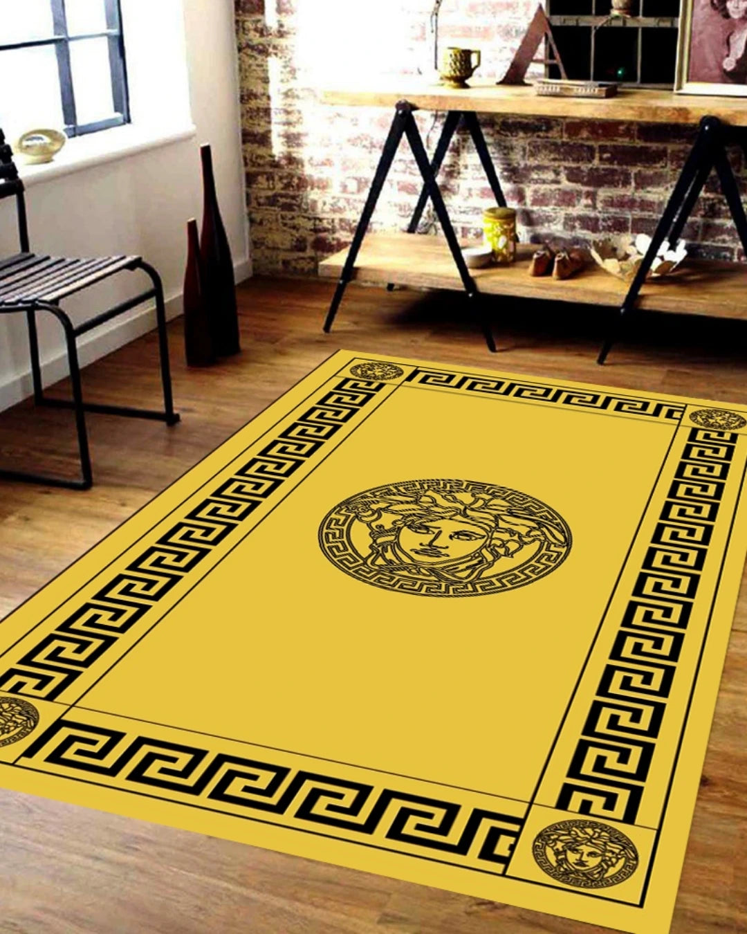 Gold Zemin Medusa Motifli Versace Halı – Deri Taban, Süngerli Yüzey, Makinede Yıkanabilir3