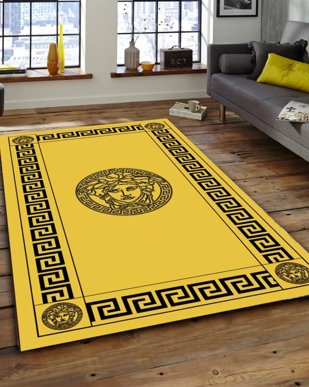 Gold Zemin Medusa Motifli Versace Halı – Deri Taban, Süngerli Yüzey, Makinede Yıkanabilir1