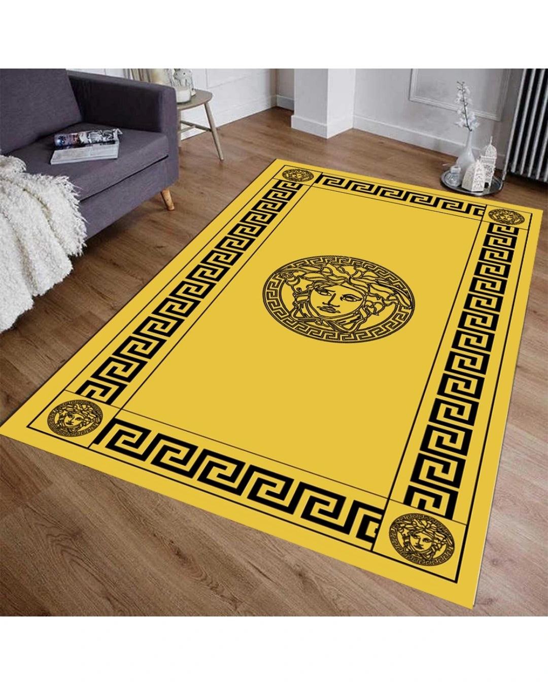 Gold Zemin Medusa Motifli Versace Halı – Deri Taban, Süngerli Yüzey, Makinede Yıkanabilir