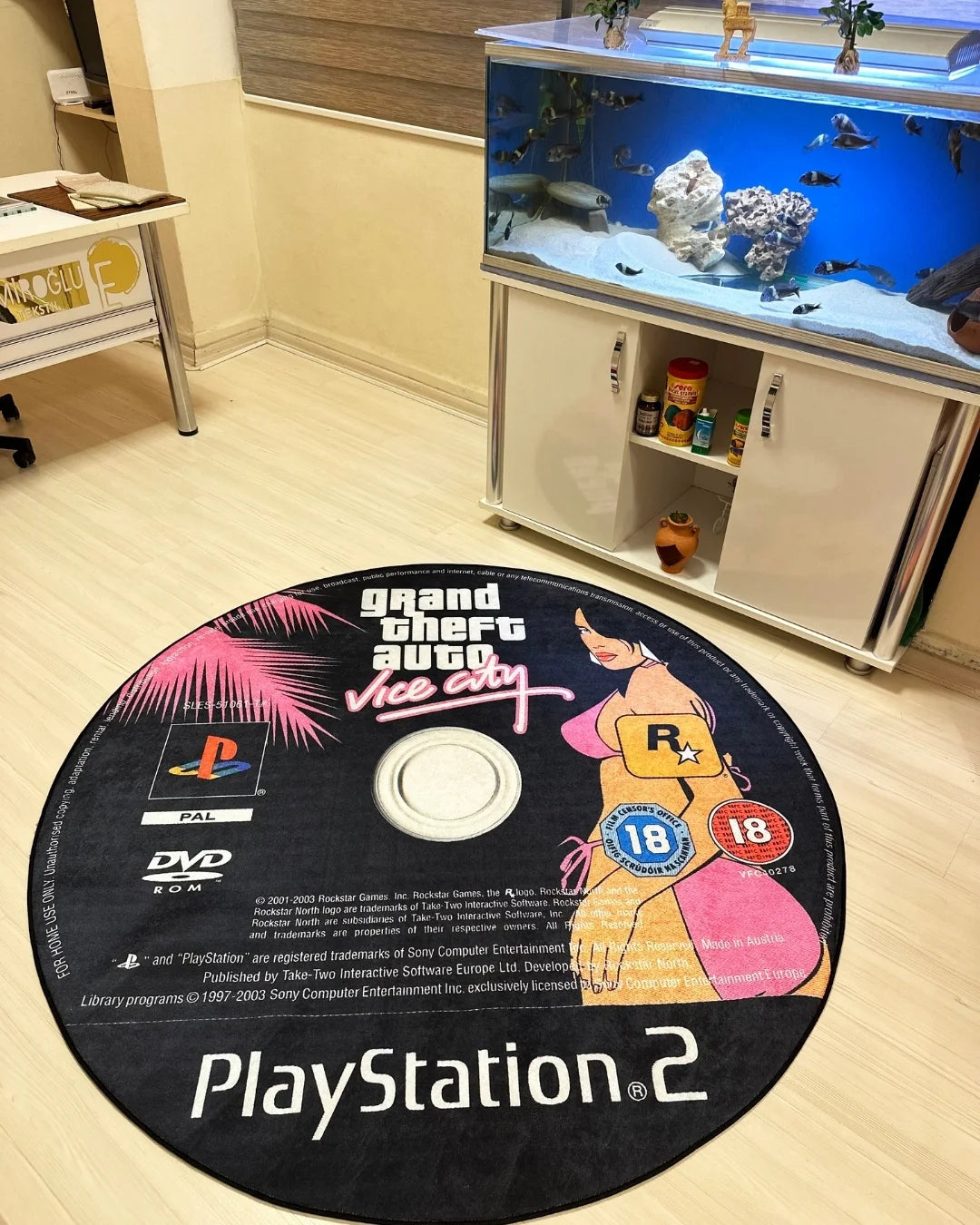 GTA Vice City CD Şeklinde Dijital Baskı Halı – Kaymaz Taban, Yıkanabilir, Gamer Tasarımı2