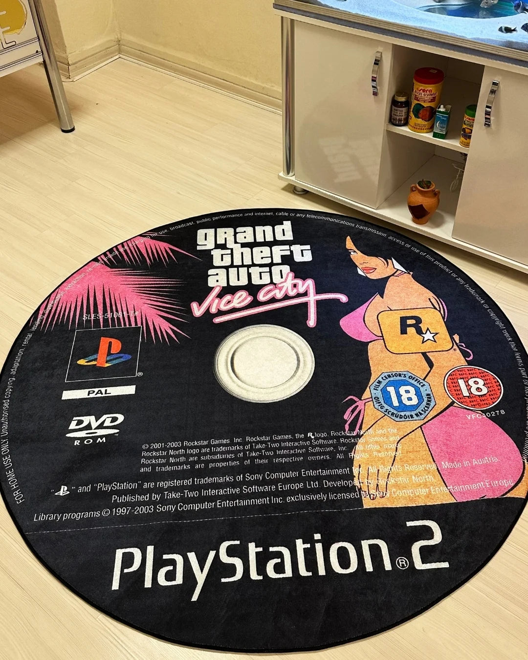 GTA Vice City CD Şeklinde Dijital Baskı Halı – Kaymaz Taban, Yıkanabilir, Gamer Tasarımı3