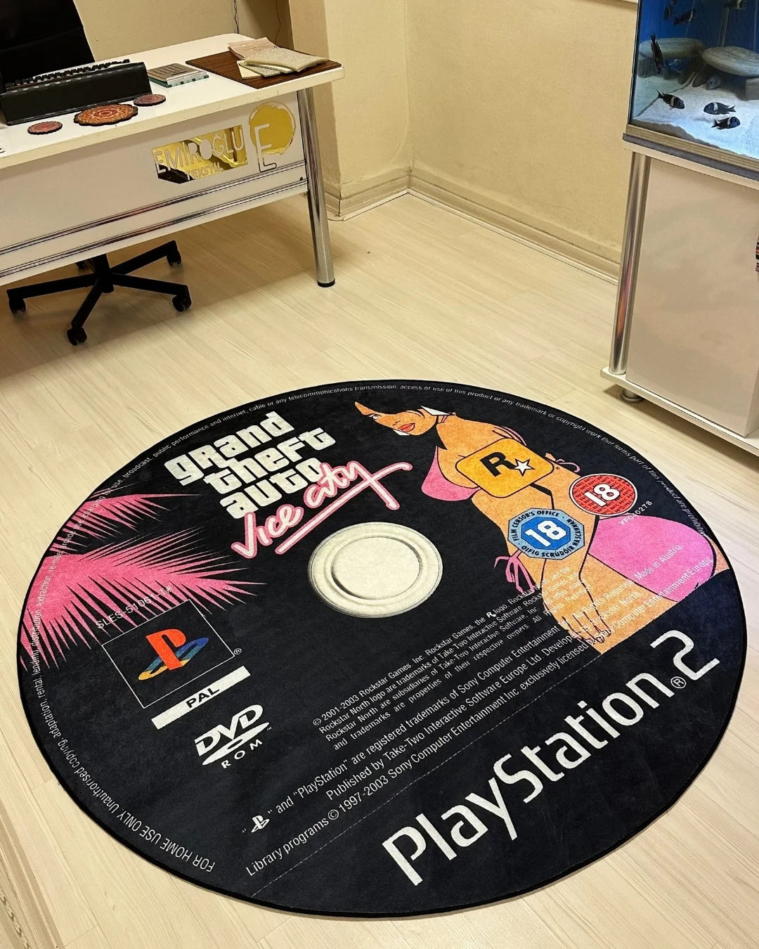 GTA Vice City CD Şeklinde Dijital Baskı Halı – Kaymaz Taban, Yıkanabilir, Gamer Tasarımı4