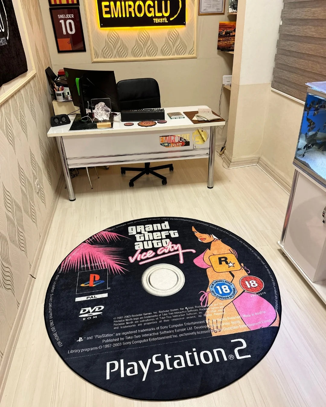 GTA Vice City CD Şeklinde Dijital Baskı Halı – Kaymaz Taban, Yıkanabilir, Gamer Tasarımı5