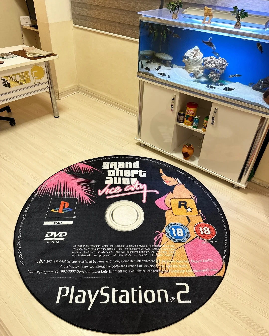 GTA Vice City CD Şeklinde Dijital Baskı Halı – Kaymaz Taban, Yıkanabilir, Gamer Tasarımı6