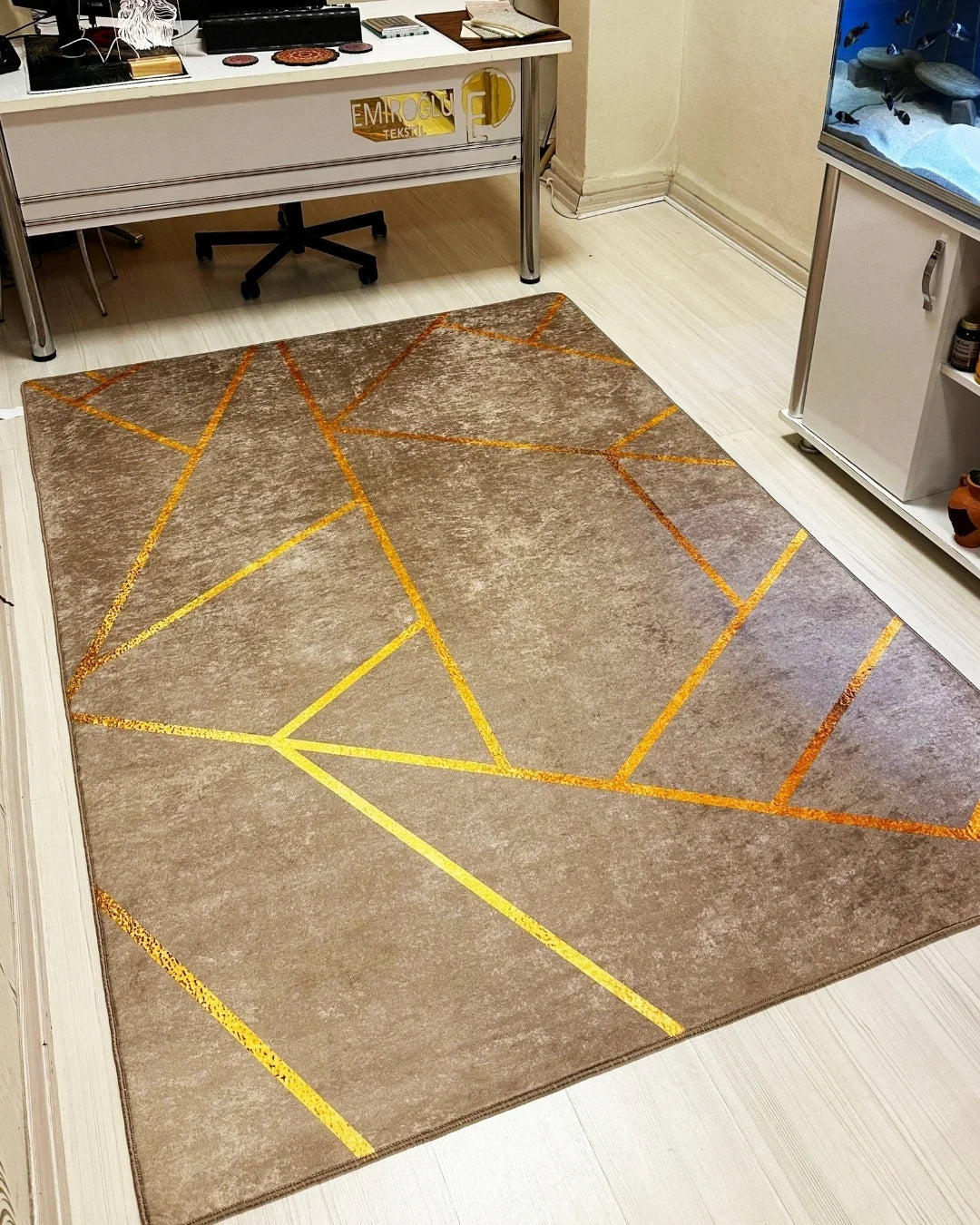 Kahverengi Zemin Gold Şeritli Halı – Kaymaz Taban, Süngerli Yüzey, Makinede Yıkanabilir