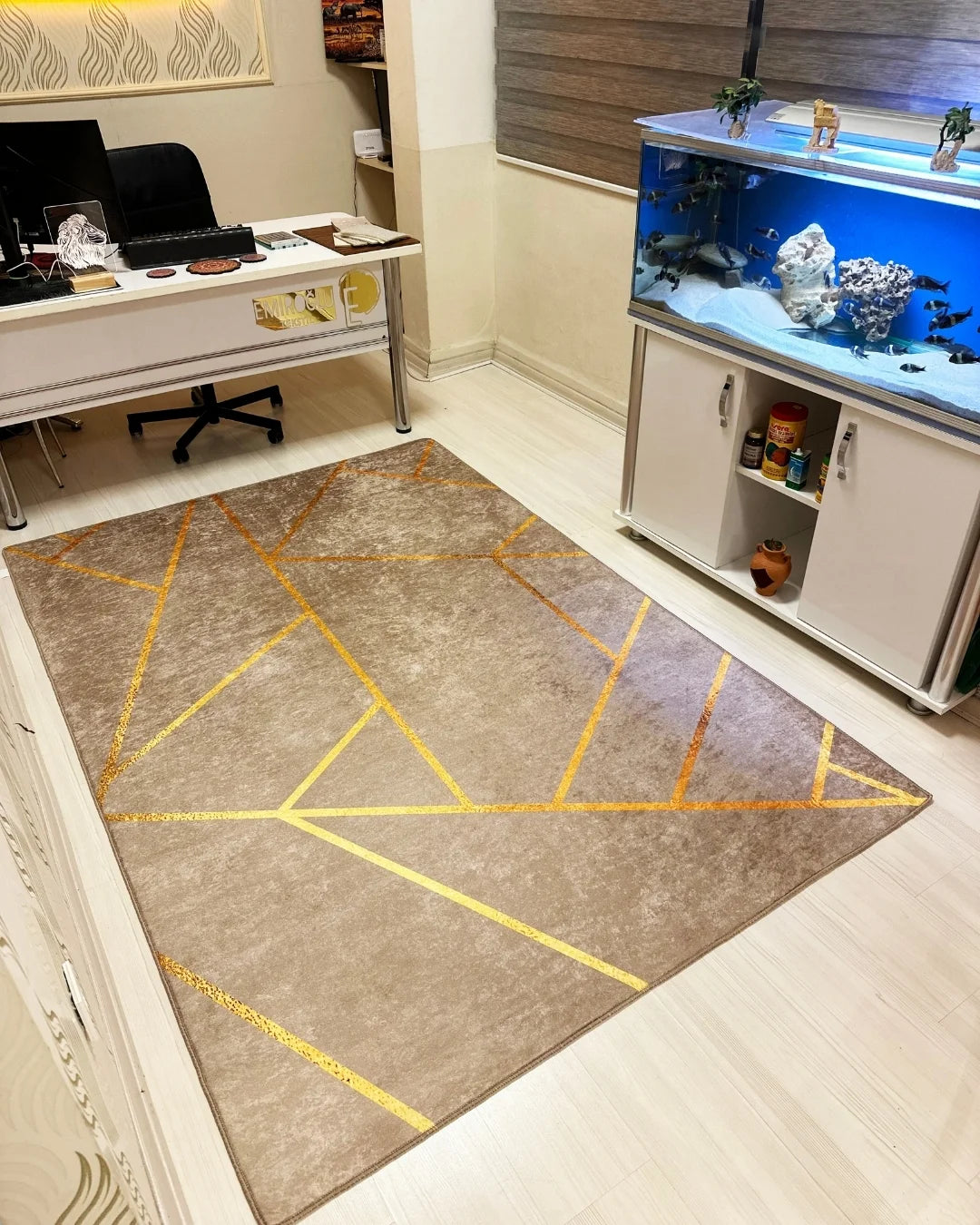 Kahverengi Zemin Gold Şeritli Halı – Kaymaz Taban, Süngerli Yüzey, Makinede Yıkanabilir