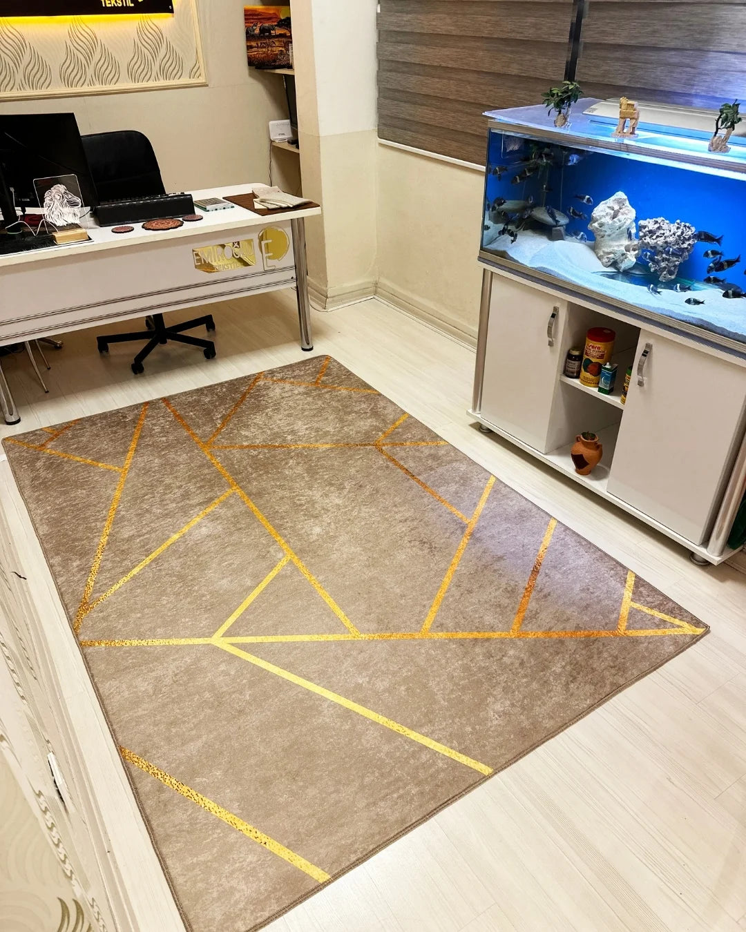 Kahverengi Zemin Gold Şeritli Halı – Kaymaz Taban, Süngerli Yüzey, Makinede Yıkanabilir