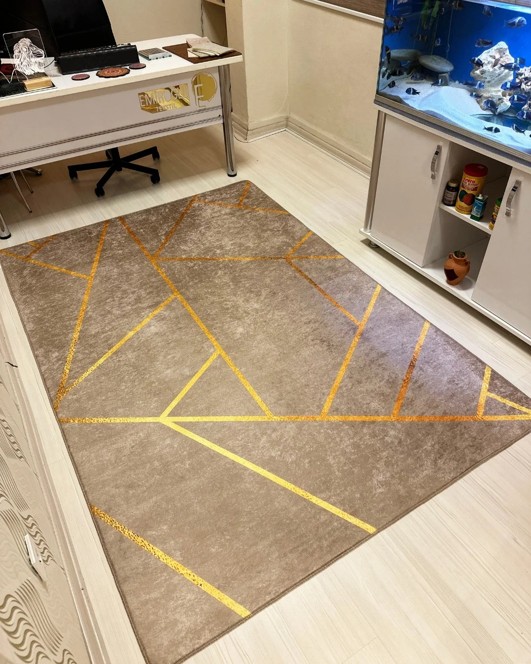 Kahverengi Zemin Gold Şeritli Halı – Kaymaz Taban, Süngerli Yüzey, Makinede Yıkanabilir