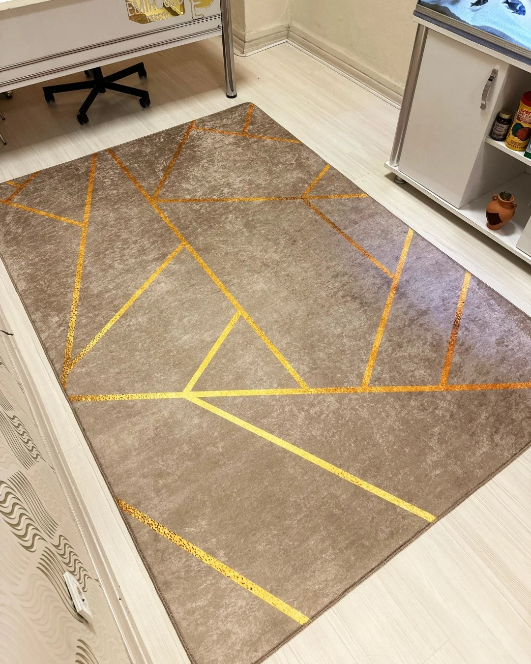 Kahverengi Zemin Gold Şeritli Halı – Kaymaz Taban, Süngerli Yüzey, Makinede Yıkanabilir