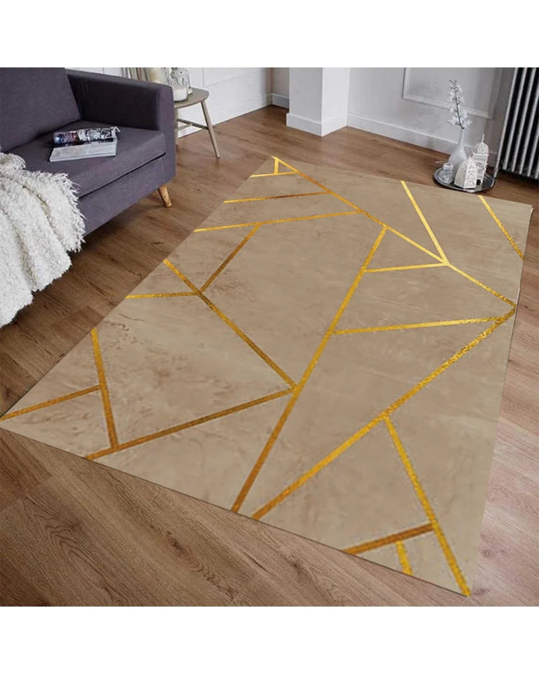 Kahverengi Zemin Gold Şeritli Halı – Kaymaz Taban, Süngerli Yüzey, Makinede Yıkanabilir
