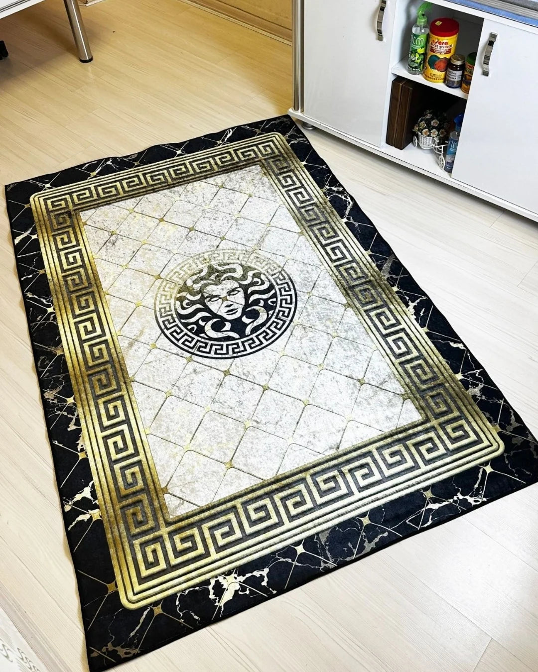 Köşe Bordür Gold Medusa Motifli Şeritli Versace Halı – Deri Taban, Süngerli Yüzey, Yıkanabilir1